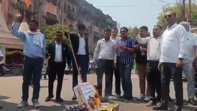 कानपुर: चेतना चौराहे पर कांग्रेसियों ने पेट्रोलियम मंत्री का फूंका पुतला, पेट्रोल व रसोई गैस के दामों में वृद्धि का किया विरोध