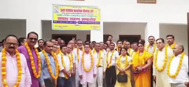 सुल्तानपुर: जिलाध्यक्ष दिनेश उपाध्याय और मंत्री राम आशीष मौर्य ने जिला कार्यकारिणी के साथ शपथ ली, शिक्षकों की समस्याओं का जिक्र किया