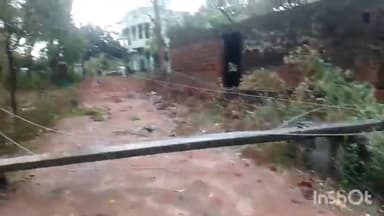 हिलसा: शहर के बीपीएस पब्लिक स्कूल के पास सड़क पर बिजली का खंभा गिरने से वाहनों का आवागमन बंद, सैकड़ों गांव का रास्ता अस्पताल का