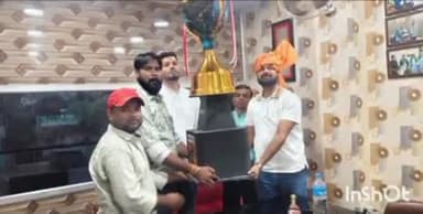 मेदिनीनगर (डालटनगंज): झामुमो युवा नेता अभिषेक सिंह ने रामनाथ और झांकी के लिए सुरभि क्लब के सदस्यों को सम्मानित किया