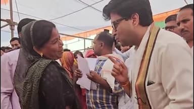 इंदौर: केंद्रीय मंत्री ज्योतिरादित्य सिंधिया का गुटखा खा रही महिला को समझाते हुए वीडियो हुआ वायरल