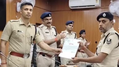 उचकागांव: उचकागांव थानाध्यक्ष को लंबित मामलों के त्वरित अनुसंधान पर एसपी ने किया सम्मानित