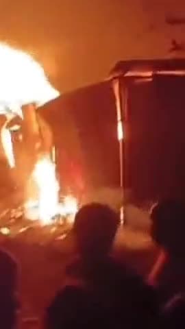 करछना: दादूपुर स्थित प्लाईवुड गोदाम में अज्ञात कारण से लगी आग, लाखों रुपए का सामान जलकर हुआ राख