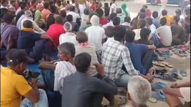 बिहार: विजवन में रेलवे क्रॉसिंग पर अंडरपास की मांग को लेकर ग्रामीणों ने दिया धरना