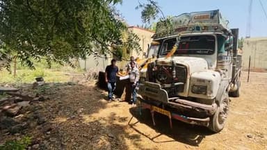 झालरापाटन: झालावाड़ माइनिंग विभाग और पुलिस ने गोलाना में मिट्टी के अवैध खनन के दौरान एक JCB मशीन और एक डम्पर किया सीज