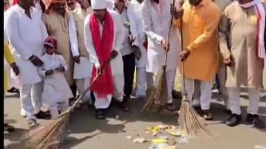 सागर नगर: महावीर जयंती समारोह के बाद विधायक शैलेंद्र कुमार जैन ने सफाई मित्रों के साथ झाड़ू लगाकर किया उत्साहवर्धन