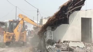 विकासनगर: पछवादून के डाकपत्थर में प्रशासन का बुलडोजर चला, हाईकोर्ट के आदेश पर 16 अवैध मकानों को किया ध्वस्त