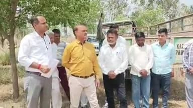 बरवाला: पंचकूला के कृषि विभाग के अधिकारी टाबर गांव में फसल कटाई प्रयोग देखने पहुंचे