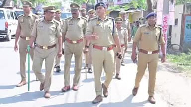 पडरौना: कुशीनगर के एसपी ने जुमे की नमाज को लेकर भ्रमण/पैदल गश्त की, नमाज सकुशल संपन्न कराने के लिए दिए आवश्यक निर्देश