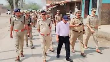 मंझनपुर: समसामयिक मुद्दों के चलते सुरक्षा के दृष्टिगत एडीएम और एएसपी ने मंझनपुर इलाके का किया भ्रमण, ड्रोन कैमरों से हुई निगरानी