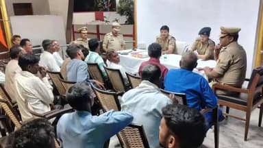 कांठ: एसपी देहात कुंवर आकाश सिंह ने आगामी त्योहारों को लेकर कांठ थाने में की बैठक, दिए आवश्यक दिशा निर्देश