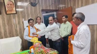 पडरौना: कुशीनगर में नवागत सीएमओ ने कार्यालय में कार्यभार ग्रहण किया, स्वास्थ्यकर्मियों ने फूल मालाओं से किया स्वागत