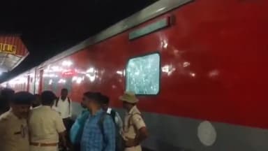 लखीसराय: कुंदर हाल्ट पर 5 घंटे रुकी रही एर्नाकुलम एक्सप्रेस, यात्रियों ने किया पथराव