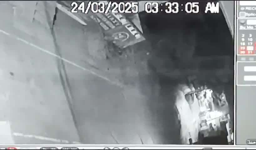 cctv कैमरे में अज्ञात व्यक्ति तामेश साहू कुरूद जिला धमतरी छत्तीसगढ़ 
मेरे घर में 7 साल से खड़े ऑटो का कांच क्रैक तोड़ने