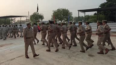 मंझनपुर: कौशाम्बी पुलिस लाइन में एसपी ने परेड में बढ़ाया हौसला, अनुशासन, स्वच्छता और फिटनेस के सख्त संदेश दिए