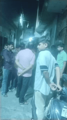 मेरठ: नौचंदी क्षेत्र में एक मकान में सरकारी राशन की सूचना पर दौड़ी पुलिस, राशन डीलर पर चोरी कर इकट्ठा करने का आरोप