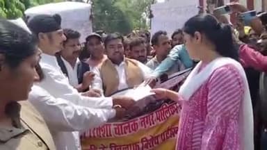 सुल्तानपुर: सुल्तानपुर में ई-रिक्शा चालकों ने अवैध वसूली का आरोप लगाते हुए किया जोरदार प्रदर्शन