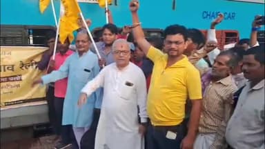 कटिहार: पटना में जन सुराज की 'बदलाव रैली' में शामिल होने के लिए कटिहार से बड़ी संख्या में लोग हुए रवाना