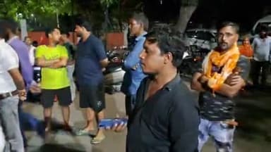 फिरोज़ाबाद: बछगांव के पास चलती बाइक पर तेज आंधी से पेड़ की डाली गिरी, बाइक सवार युवक की हुई मौत