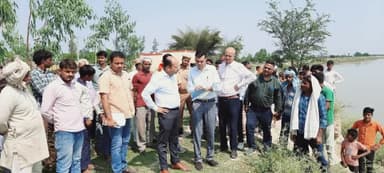 बलरामपुर जिला अधिकारी पवन अग्रवाल ने ललिया थाना क्षेत्र के राप्ती नदी कटान प्रभावित गांव चौका कला का औचक निरीक्षण कर आवश