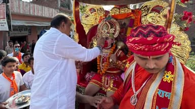 रामपुर: शनिवार को सिविल लाइंस क्षेत्र में हनुमान जयंती पर आयोजित शोभायात्रा का शुभारम्भ शहर विधायक आकाश सक्सेना ने किया