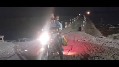 सिराथू: कड़ा पीपा पुल में सड़क के रूप में लगी बेतरतीब लोहे की चादरों से खतरा, राहगीरो आने जाने मे होती है काफ़ी समस्या #jansamasya