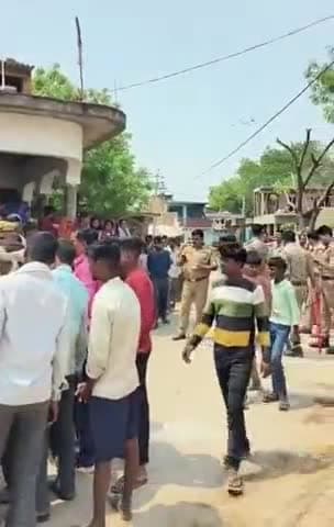 घाटमपुर: सजेती में ग्रामीणों ने बिना अनुमति के लगाई अंबेडकर की प्रतिमा, पुलिस द्वारा प्रतिमा ले जाने पर किया गया विरोध प्रदर्शन