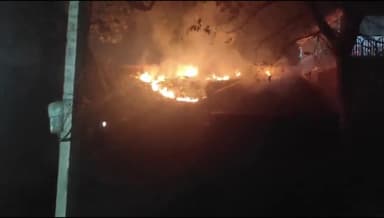 बांसवाड़ा: शहर के डायलाब हनुमान मंदिर के पीछे झाड़ियों में अचानक लगी आग, दमकल कर्मचारियों ने आग पर काबू पाया