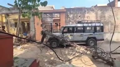 बरवाला: रायपुर रानी में आर्य समाज के गेट के पास बिजली का खम्भा गाड़ी पर गिरा, बड़ा हादसा टला