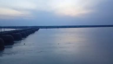 पीलीभीत: शारदा नदी का जलस्तर बढ़ने से धनाराघट पुल पर आवागमन हुआ बंद, पुल पर तैनात मुंशी बबलू माझी ने दी जानकारी