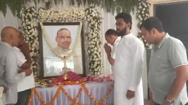 ह्यूमन राइट्स के राष्ट्रीय उपाध्यक्ष को प्रथम पुण्यतिथि पर किए श्रद्धासुमन अर्पित
इस अवसर पर संस्था के राष्ट्रीय अध्यक्ष डा.एल.सी.गहलोत मनमोहन सिंह,आदर्श चौहान,धर्मेंद् सिंह,विधायक अशोक राणा,महेंद्रखड्गवंशी, चो.वीरेंद्र सिंह,हर्षितचौहान आदि