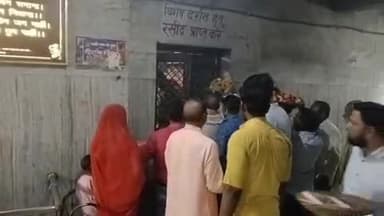 कानपुर: पनकी स्थित पंचमुखी हनुमान मंदिर में विशेष दर्शन के लिए काटी जा रही रसीद के खिलाफ किया गया विरोध