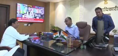 पटना ग्रामीण: पटना डीएम ने डीएम कार्यालय में लोक शिकायतों के अपीलीय मामलों की सुनवाई की, अधिकारी को लगाई क्लास