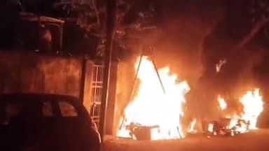 लाडपुरा: दादाबाड़ी क्षेत्र के धोकड़े के बालाजी मंदिर के निकट देर रात 2 कारों में लगी आग, मौके पर पहुंची दमकल