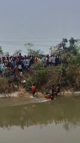 ग्राम मुकुंदपुर के समीप यात्रियों से खचाखच भरी पिकअप अनियंत्रित होकर नहर में गिरी । 2 बच्चे एवं 3 महिला समेत 5 लोग लापता