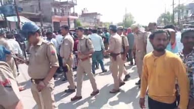 कोल: नगला कलार में व्यक्ति की गोली मारकर हत्या का मामला, परिजनों ने शव रोड पर रखकर लगाया जाम, मुआवजे की मांग की