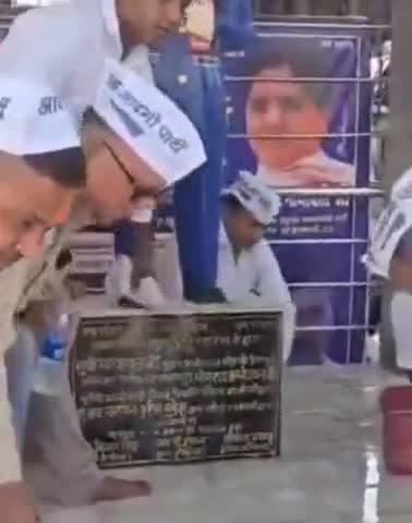 कानपुर: आम आदमी पार्टी के कार्यकर्ताओं ने स्वच्छता अभियान के तहत गुजैनी सब्जी मंडी में की बाबा साहेब की प्रतिमा की साफ-सफाई