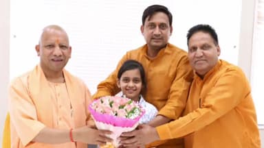 रामपुर: भाजपा के नए जिलाध्यक्ष हरीश गंगवार ने अपने पिता और पुत्री के साथ सूबे के सीएम योगी आदित्यनाथ से मिलकर लिया आशीर्वाद