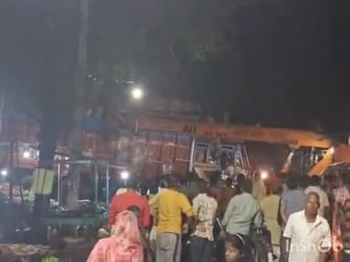 अरवल: सब्जी मंडी के मुख्य द्वार पर ट्रक फंसा, आवागमन बाधित, क्रेन बुलाई गई