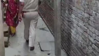 दनियावां: शाहजहांपुर थाना पुलिस ने डबल हत्याकांड मामले में फरार आरोपी के घर नोटिस चिपकाया