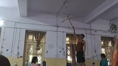मंदसौर: मंदसौर जिला अस्पताल में बंद पंखे को मरीज के परिजन डंडे से चालू करने की कोशिश कर रहे हैं, वीडियो वायरल हुआ