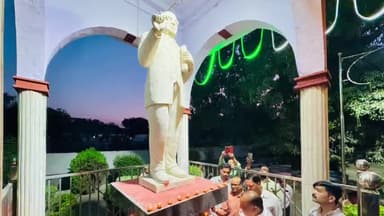 रामपुर: डॉ. भीमराव अंबेडकर पार्क में नगर विधायक आकाश सक्सेना और उनकी पार्टी के पदाधिकारियों ने 532 दिए जलाकर दिया संदेश