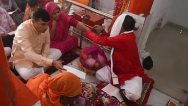 रामपुर: पुलिस अधीक्षक विद्यासागर मिश्र ने महिला थाने के हनुमान मंदिर में सुंदरकांड कराकर लोगों को कराया भोजन