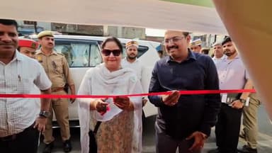 कोल: गांधी पार्क के बाहर गर्मी में लगाए गए पेयजल कैंप का शुभारंभ कमिश्नर ने फीता काटकर किया, लोगों को दिया पानी