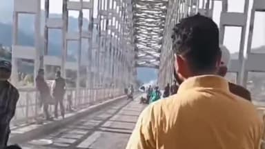 चिन्यालीसौड़: प्रशासक जिला पंचायत उत्तरकाशी ने आर्च ब्रिज का निरीक्षण कर मरम्मत कार्य का लिया जायजा