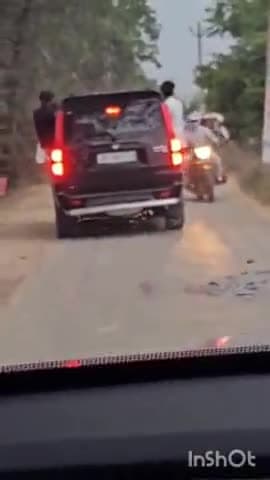 मुज़फ्फरनगर: शाहबुद्दीन पुर रोड पर गाड़ी की खिड़की पर खड़े होकर युवकों का स्टंट करते हुए वीडियो सोशल मीडिया पर हुआ वायरल