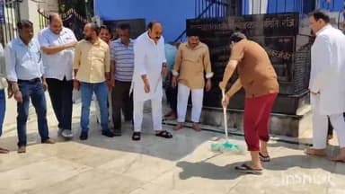 मुज़फ्फरनगर: कचहरी गेट पर कैबिनेट मंत्री अनिल कुमार ने डॉ. भीमराव अंबेडकर की जयंती के अवसर पर की बाबा साहब की प्रतिमा की साफ-सफाई