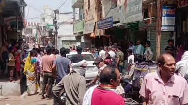 नरसिंहपुर: गुरुद्वारा चौराहे के पास ऋषि ज्वेलर्स में आग लगने से परिवार का सदस्य झुलसा