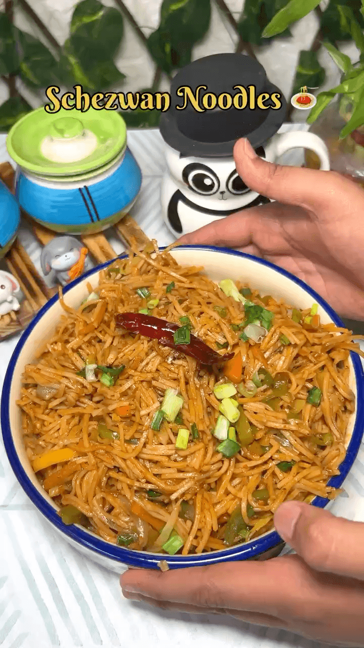 Street style Schezwan Noodles Ready in just 10 min🍝🔥 Recipe #recipe #schezwannoodles #noodles #spicy