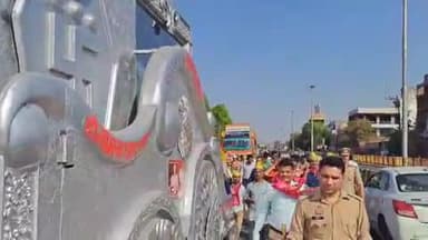 फिरोज़ाबाद: दिल्ली से गिरनार जा रही जैन भक्तों की पैदल धर्म यात्रा फ़िरोजाबाद पहुंची, जहां भव्य स्वागत हुआ